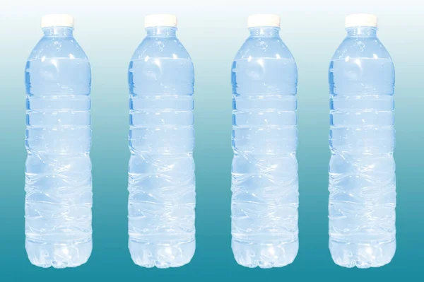 Veel Heldere Plastic Fles Met Volledig Water Blauwe Helling Achtergrond — Stockfoto