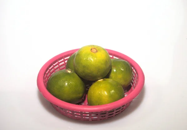 Nombreux Citrons Thaïlandais Disposés Dans Panier Rouge Isolent Sur Fond — Photo