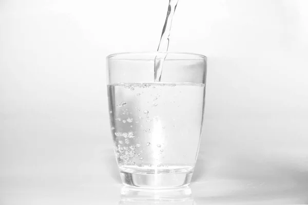 Helder Water Druipt Het Glas Met Veel Bubbel Het Water — Stockfoto