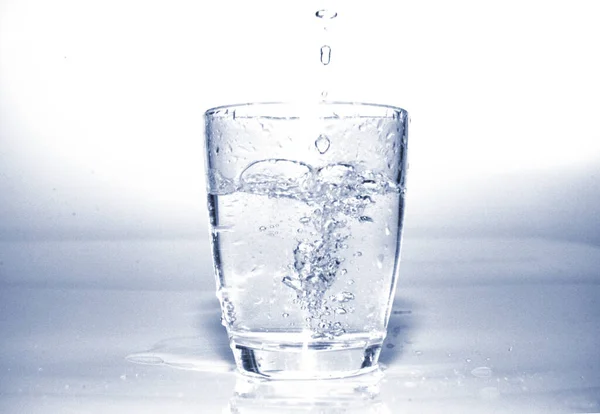 Helder Water Druipt Het Glas Met Veel Bubbel Het Water — Stockfoto