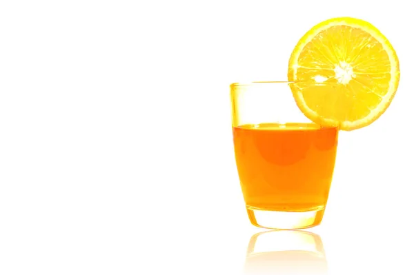 Jugo Naranja Vaso Brillante Con Piezas Naranja Sobre Borde Del —  Fotos de Stock