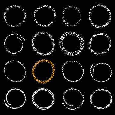 Etnik tarzda elle çizilmiş çember çerçeve kümesi