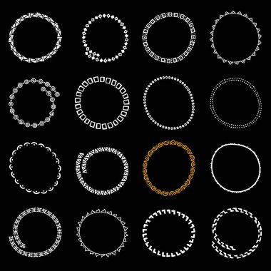 Etnik tarzda elle çizilmiş çember çerçeve kümesi