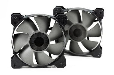İki yüksek performanslı soğutma pervanesi beyaz arkaplanda izole edilmiş bilgisayar donanımı için 120 mm