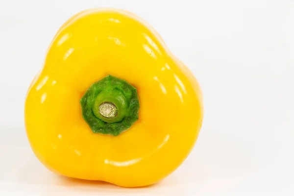 Detail einer gelben Paprikafrucht, die einen gesunden Lebensstil auf weißem Hintergrund zeigt — Stockfoto