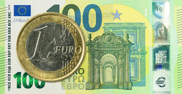 Монета Евро Против Банкноты 100 Евро — стоковое фото