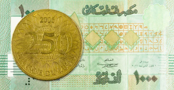 250 Ліванських Фунтів Монети Проти 1000 Ліванський Фунт Банкноти Лицьовий — стокове фото