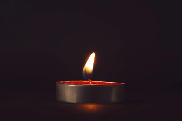 黑暗中燃烧一根蜡烛 — 图库照片