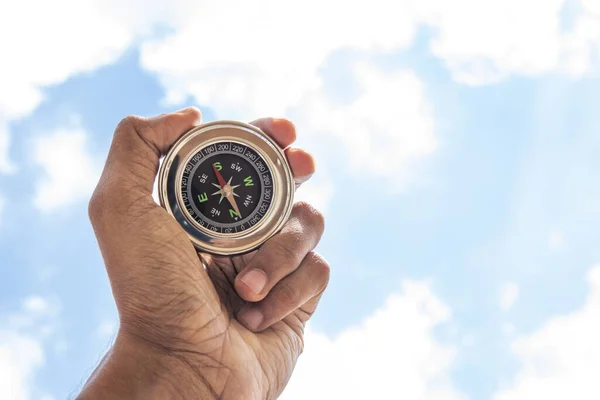 Mão Segurando Bússola Para Encontrar Direção — Fotografia de Stock