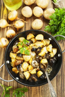 Mantarlı kızarmış patates. 