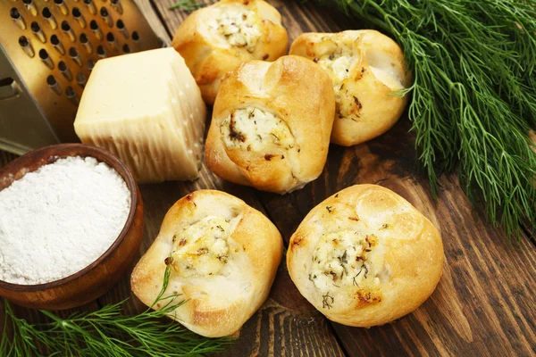 Peynir ve otlar ile doldurulmuş fırında çörekler