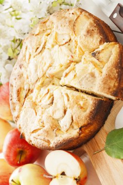Ev yapımı elmalı turta. 