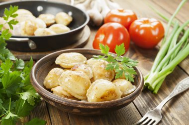 Etli kızarmış hamur köftesi