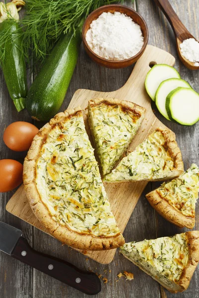 Kuchen mit Zucchini und Kräutern — Stockfoto