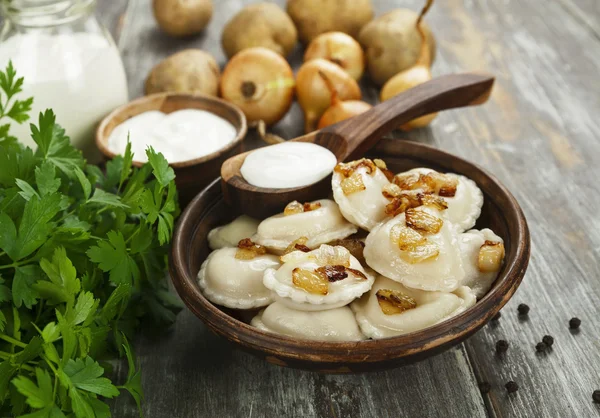 Vareniki mit Kartoffeln und gebratenen Zwiebeln — Stockfoto