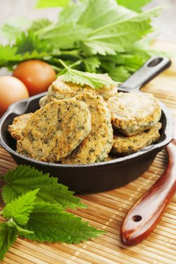 Isırgan otu ile irmik gözleme