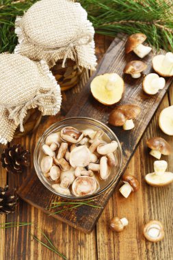 Turşu ve taze mantar 