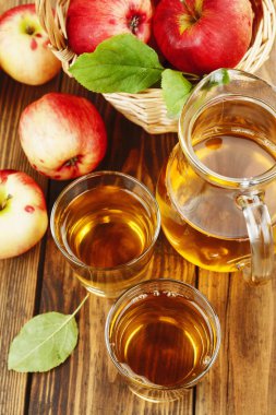 Bardakta taze elma suyu 