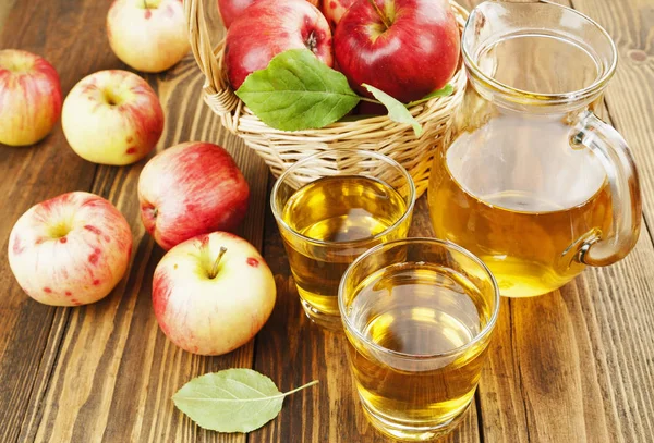 Świeży sok jabłkowy w szklance — Zdjęcie stockowe