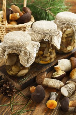 Turşu ve taze mantar 