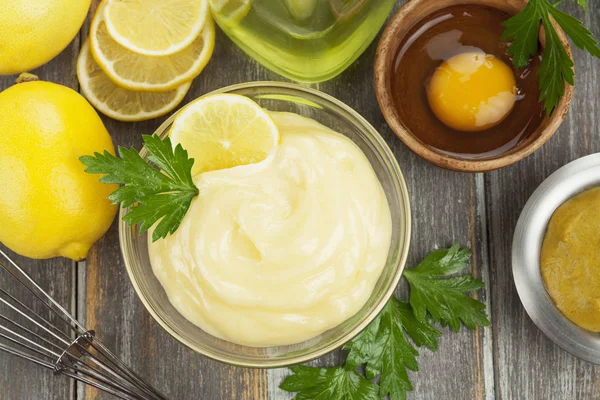 Majoneesi oliiviöljyn ja sitruunan kanssa — kuvapankkivalokuva