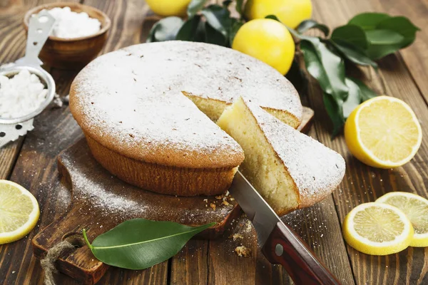 Gâteau au citron avec poudre de sucre — Photo