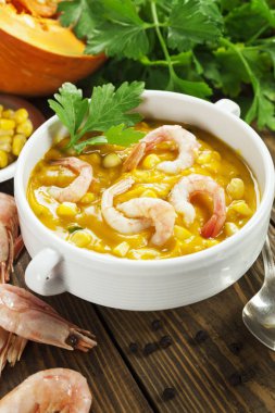 Karides ile kabak çorbası-püresi 