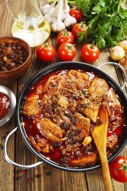 Domuz eti güveç domates ve kuru üzüm ile