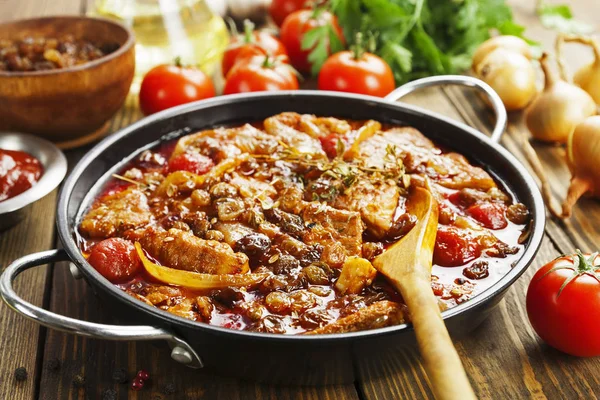 Ragoût de porc aux tomates et raisins secs — Photo