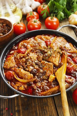 Domuz eti güveç domates ve kuru üzüm ile