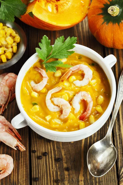 Pumpkin soup-puree with shrimp — Stock Photo, Image