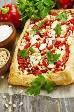 Kırmızı biber ile pasta