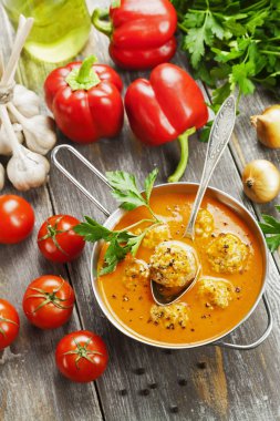 Kırmızı biber çorbası köfte 