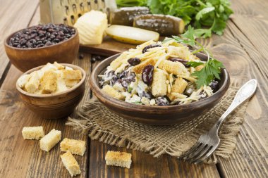Croutons fasulye salatası