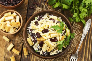 Croutons fasulye salatası
