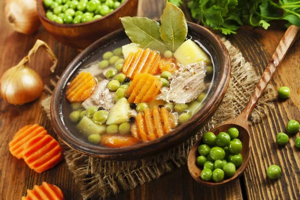 Sopa con guisantes verdes y carne —  Fotos de Stock