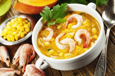 Karides ile kabak çorbası-püresi 