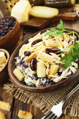 Croutons fasulye salatası