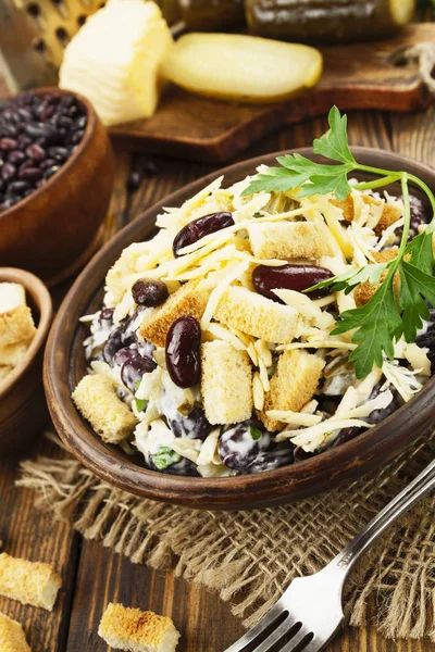 Salada de feijão com croutons — Fotografia de Stock