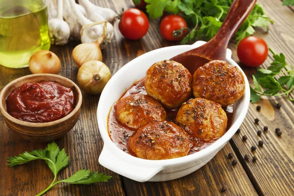 Domates soslu köfte.