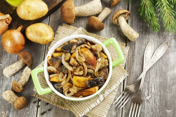 Жареный картофель с грибами — стоковое фото