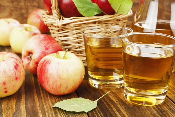 Свежий яблочный сок в стекле — стоковое фото