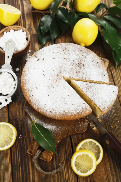 Gâteau au citron avec poudre de sucre — Photo