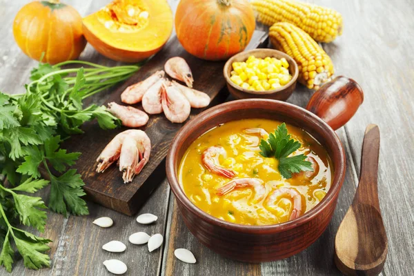 Pumpkin soup-puree with shrimp — Stock Photo, Image