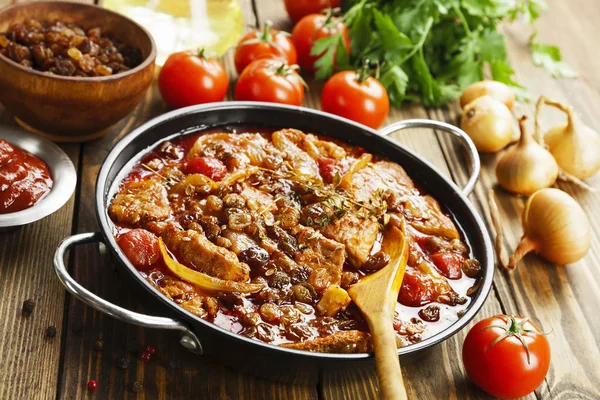 Domuz eti güveç domates ve kuru üzüm ile