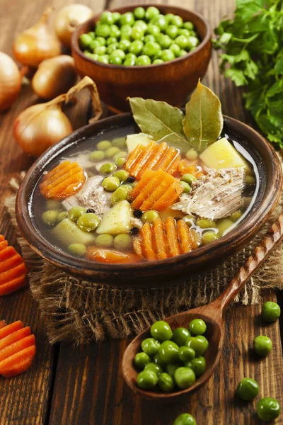 Суп с зеленым горохом и мясом — стоковое фото
