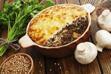 Tavuk ile buğday güveç 