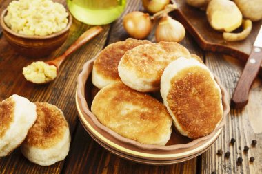 Kızarmış pasta patates ile 