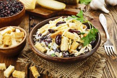 Croutons fasulye salatası