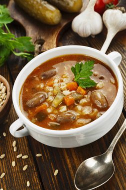 Rassolnik tavuk sakatat ile